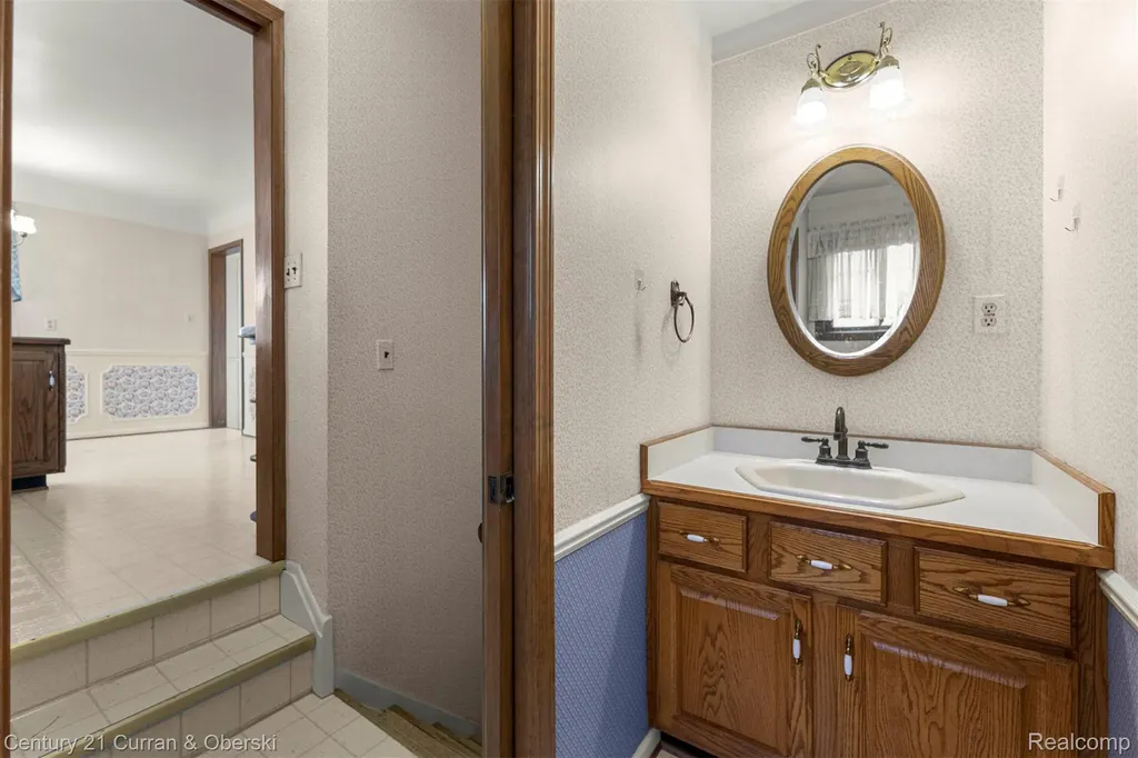 25542 W Warren Street Dearborn Heights City MI 48127