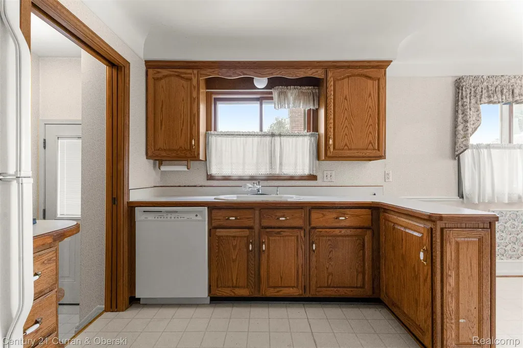 25542 W Warren Street Dearborn Heights City MI 48127