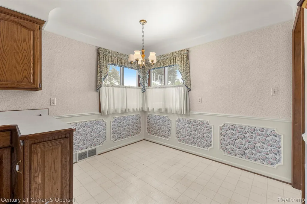 25542 W Warren Street Dearborn Heights City MI 48127