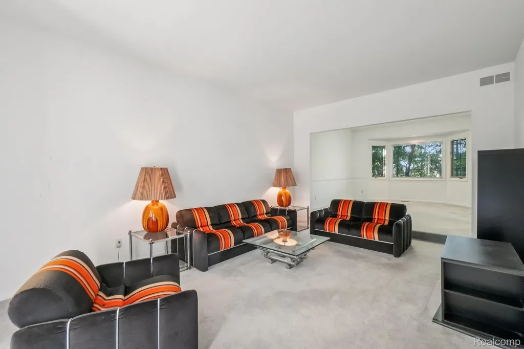 8110 High Point Trail White Lake Charter Township MI 48386