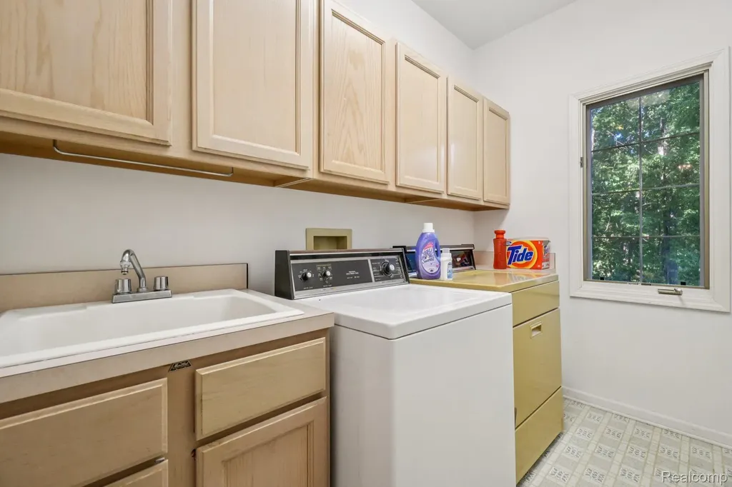8110 High Point Trail White Lake Charter Township MI 48386