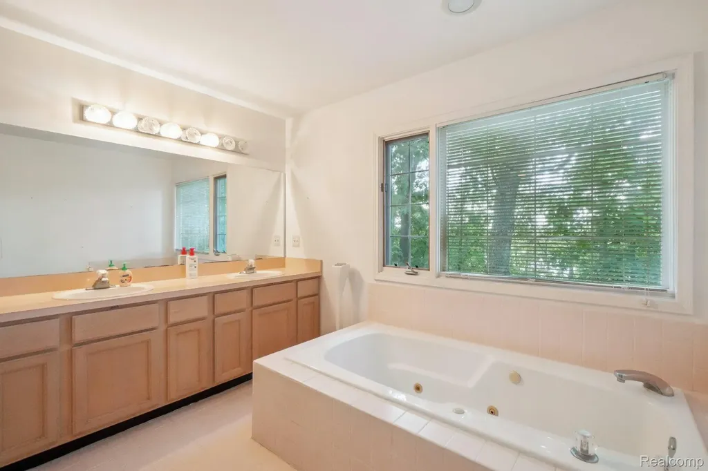 8110 High Point Trail White Lake Charter Township MI 48386
