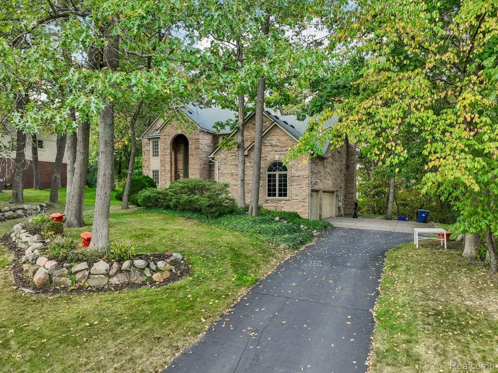 8110 High Point Trail White Lake Charter Township MI 48386