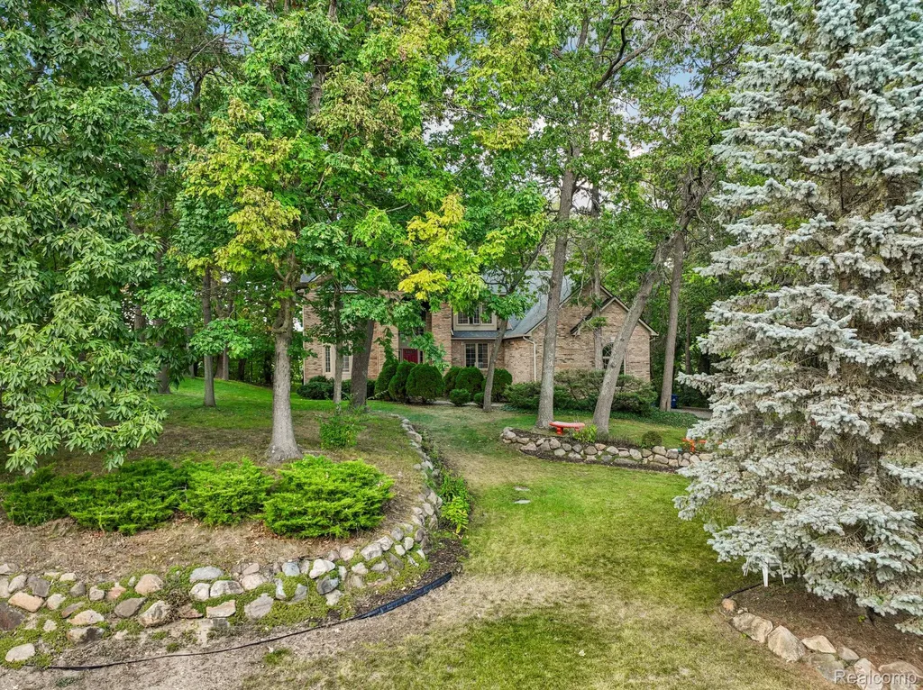 8110 High Point Trail White Lake Charter Township MI 48386