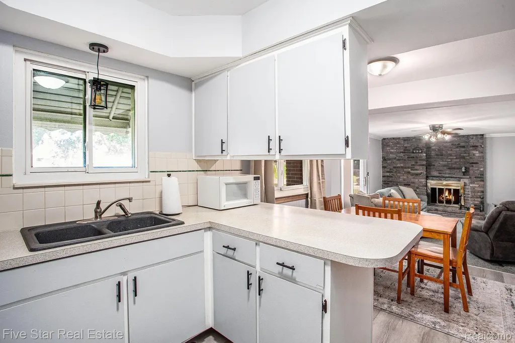 31263 Shaw Drive Warren City MI 48093