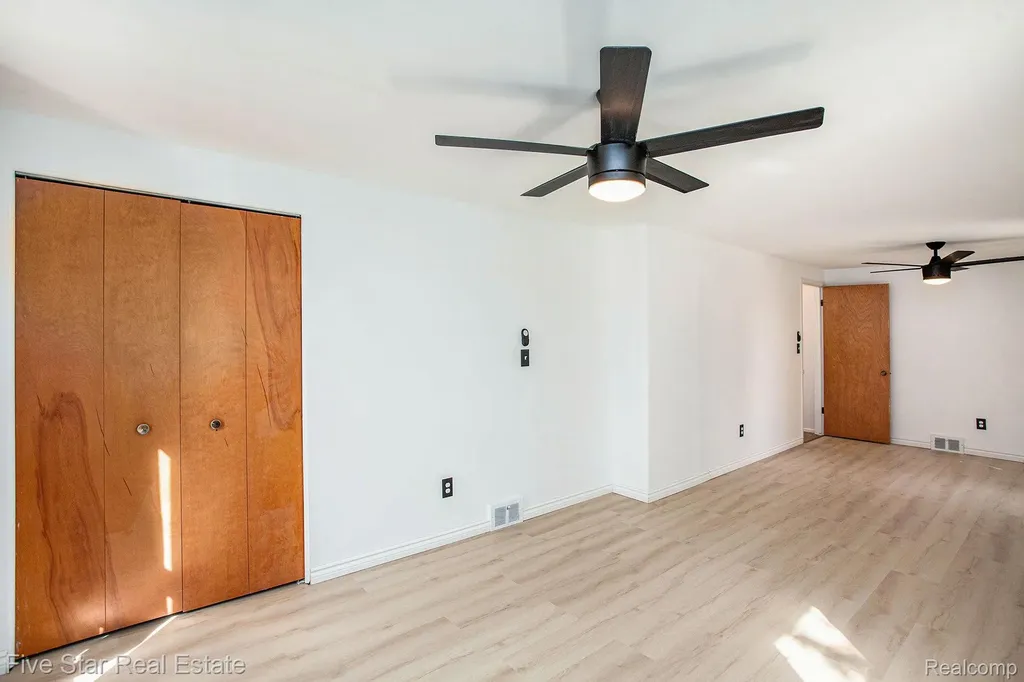 31263 Shaw Drive Warren City MI 48093