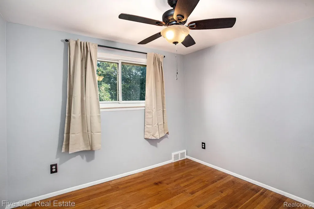 31263 Shaw Drive Warren City MI 48093