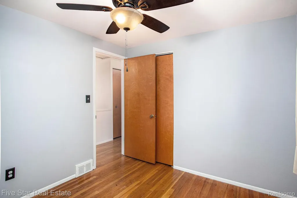31263 Shaw Drive Warren City MI 48093