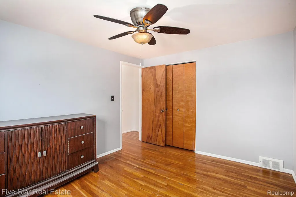 31263 Shaw Drive Warren City MI 48093
