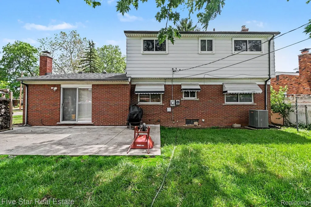 31263 Shaw Drive Warren City MI 48093
