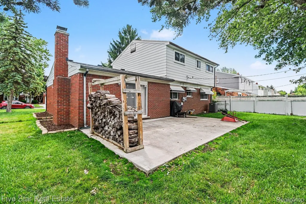 31263 Shaw Drive Warren City MI 48093