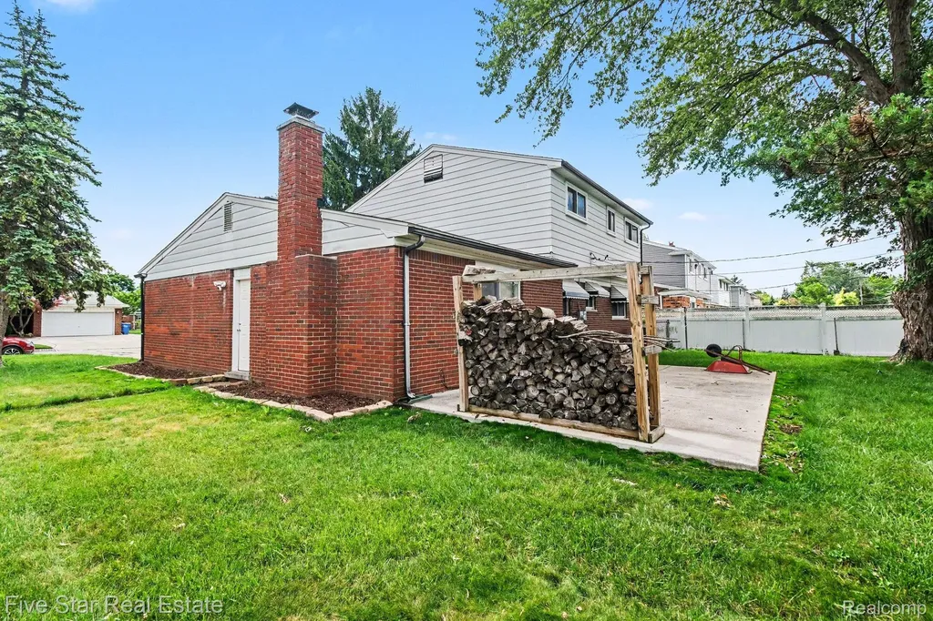 31263 Shaw Drive Warren City MI 48093