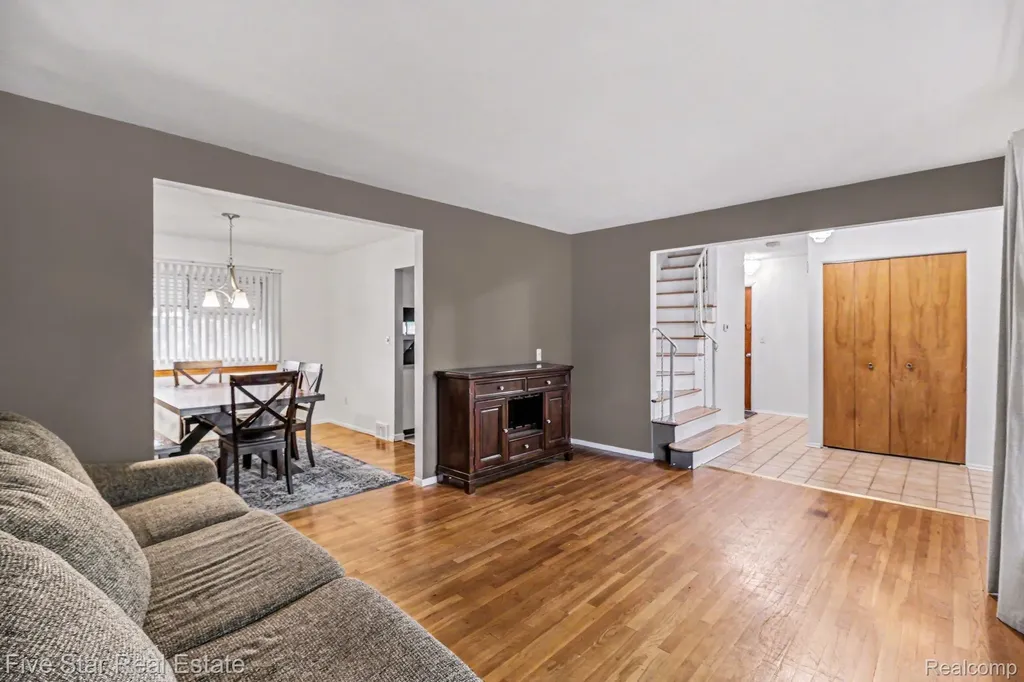 31263 Shaw Drive Warren City MI 48093