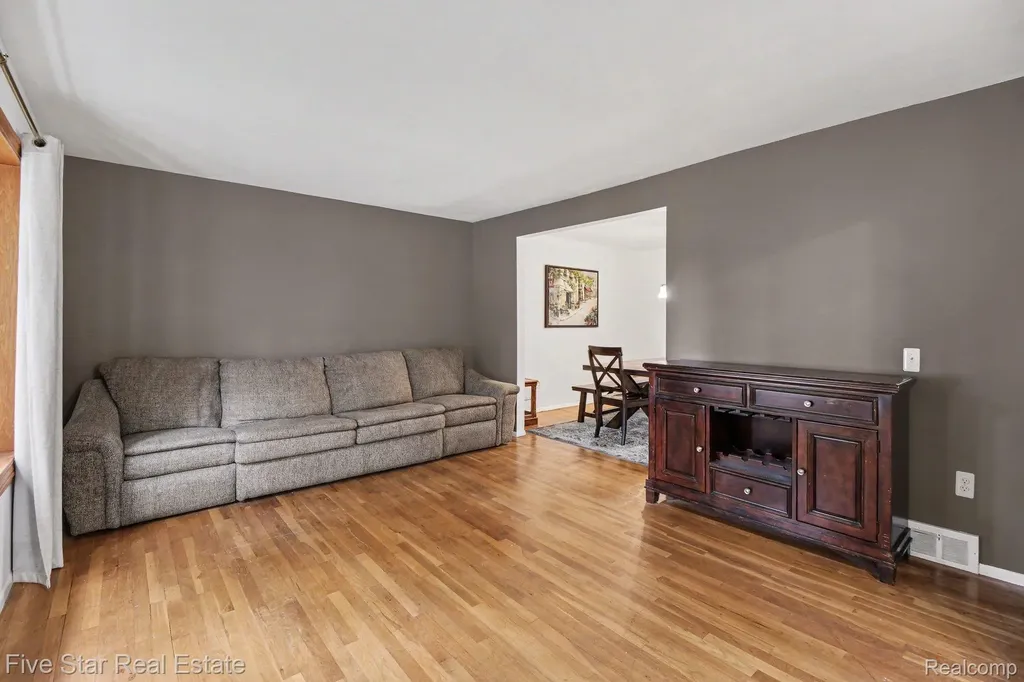 31263 Shaw Drive Warren City MI 48093