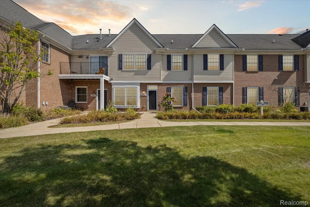 1014 Shiawassee Circle Howell City MI 48843
