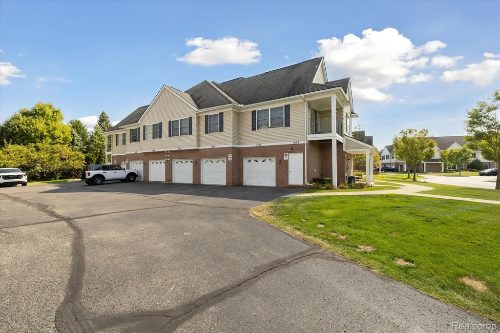 1014 Shiawassee Circle Howell City MI 48843