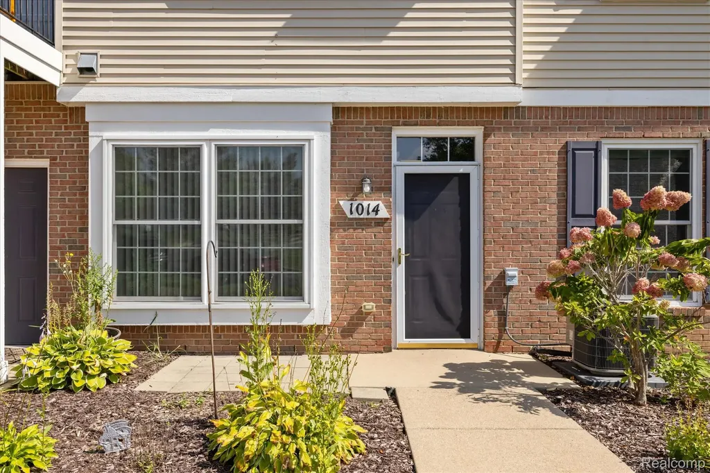 1014 Shiawassee Circle Howell City MI 48843