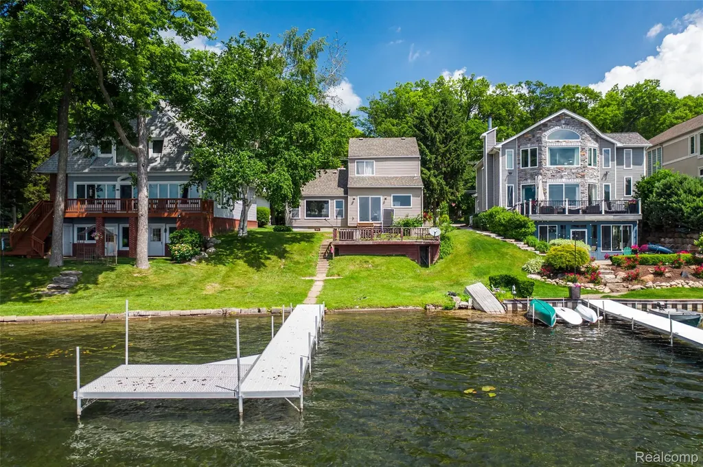 8605 Edgewood Park Drive Commerce Charter Township MI 48382
