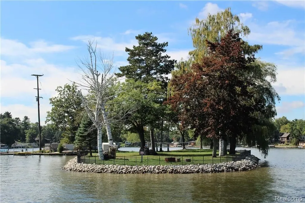 752 Preston Island Orion Charter Township MI 48362