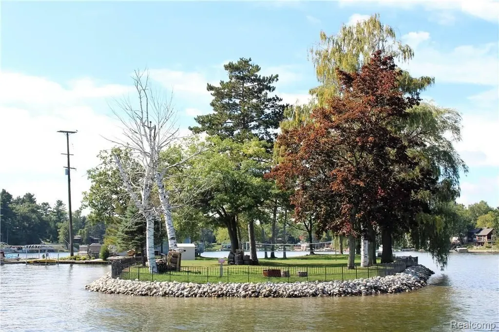 752 Preston Island Orion Charter Township MI 48362