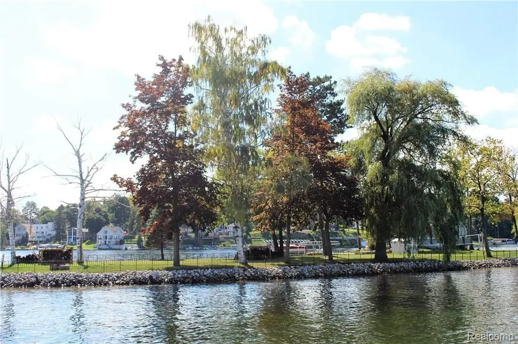 752 Preston Island Orion Charter Township MI 48362