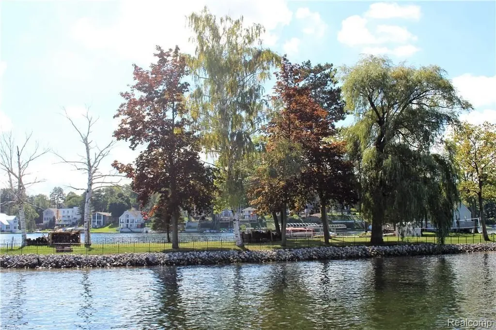 752 Preston Island Orion Charter Township MI 48362