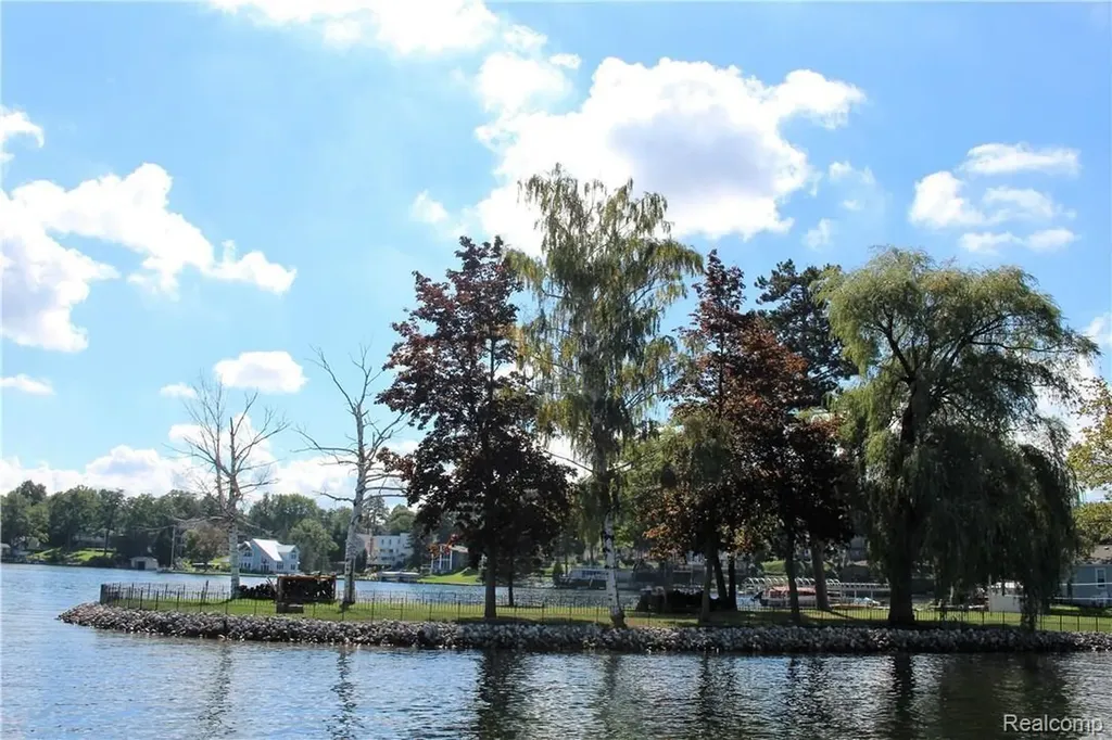752 Preston Island Orion Charter Township MI 48362