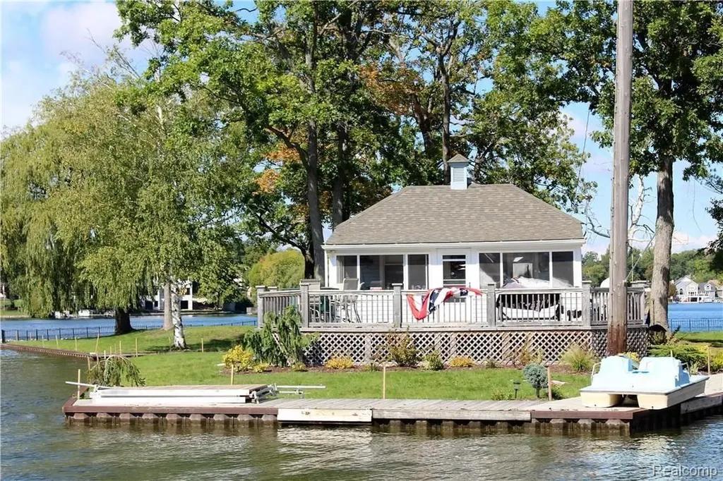 752 Preston Island Orion Charter Township MI 48362