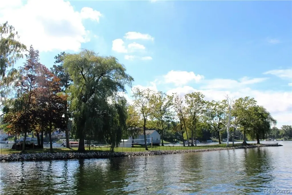 752 Preston Island Orion Charter Township MI 48362