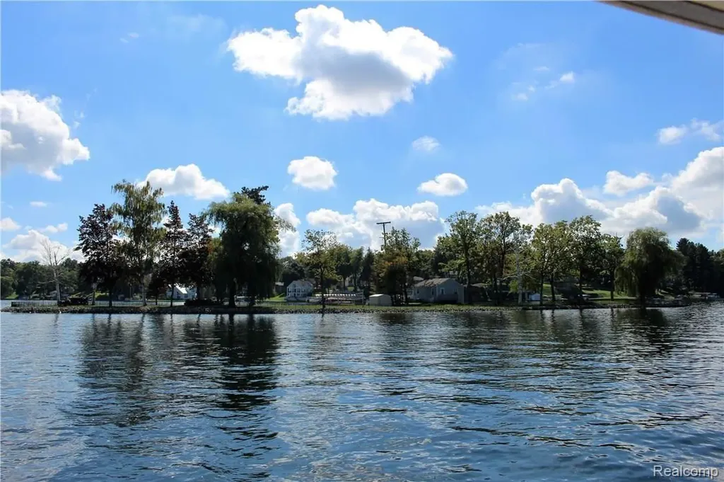 752 Preston Island Orion Charter Township MI 48362