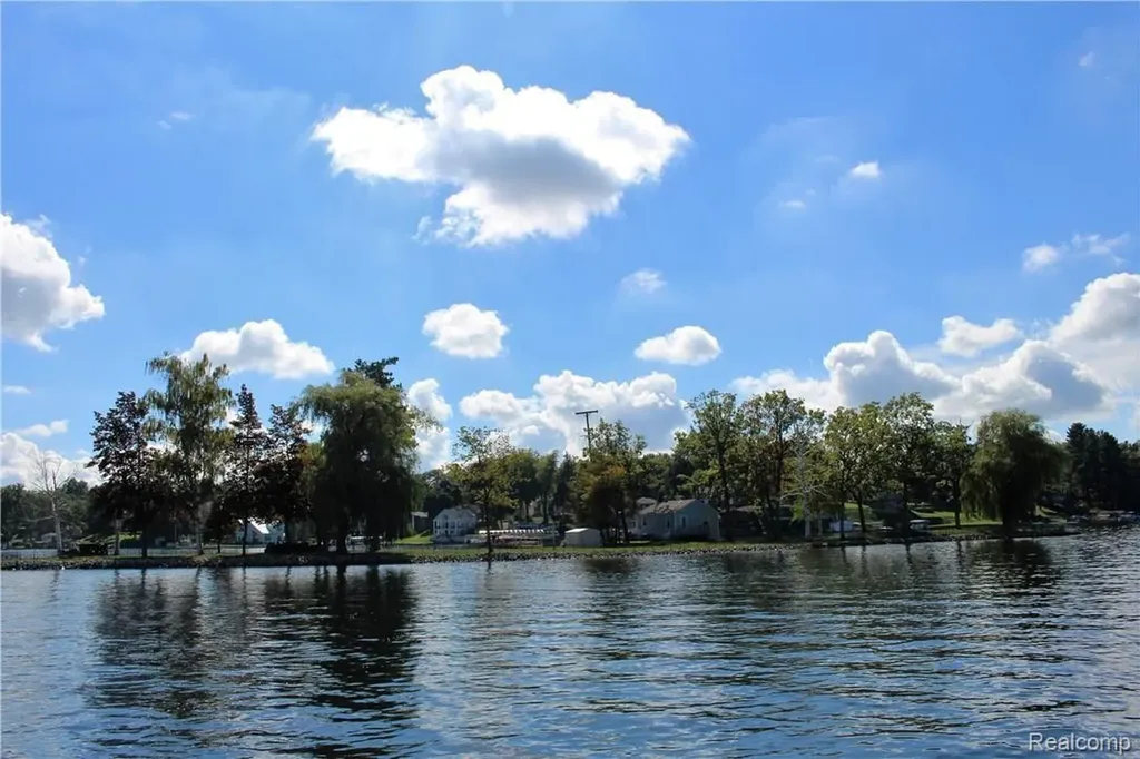752 Preston Island Orion Charter Township MI 48362