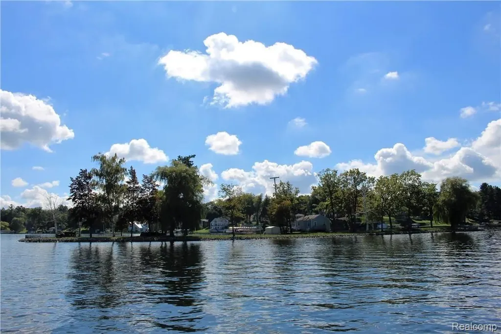 752 Preston Island Orion Charter Township MI 48362