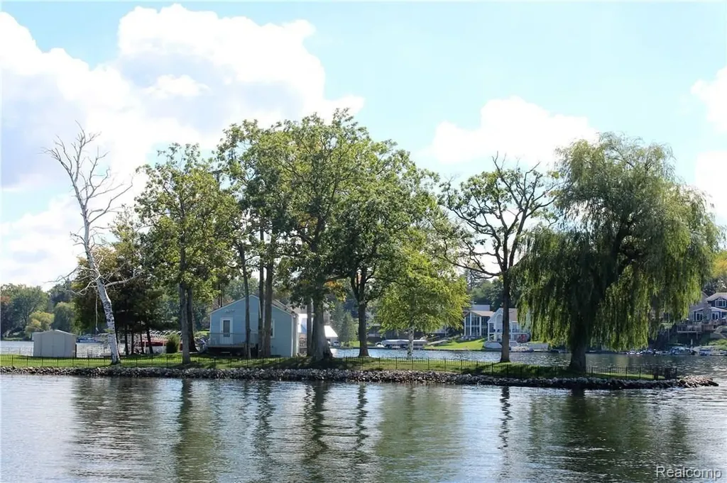 752 Preston Island Orion Charter Township MI 48362