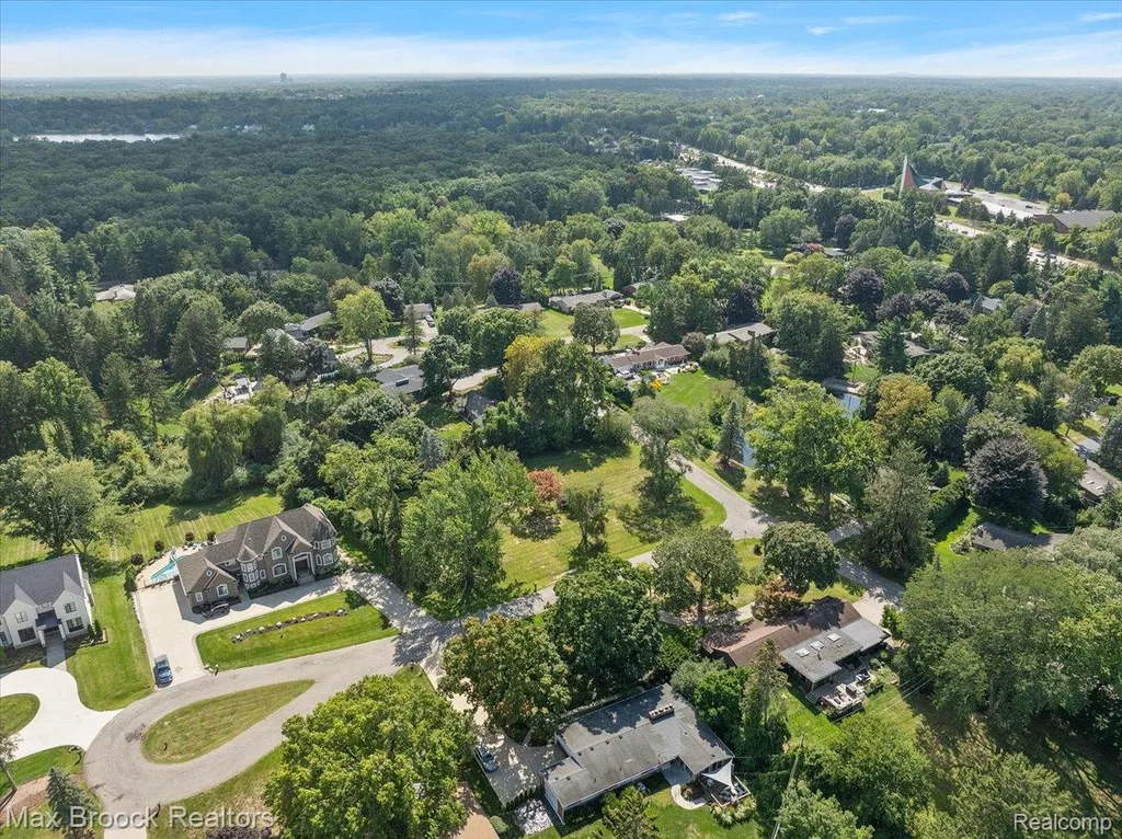 1027 Joanne Court Bloomfield Hills City MI 48302