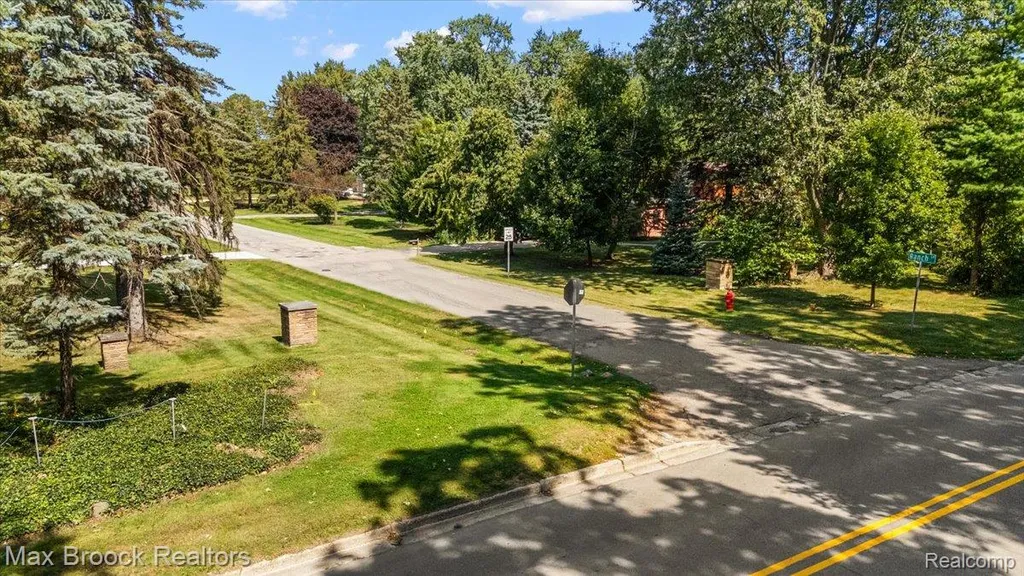 1027 Joanne Court Bloomfield Hills City MI 48302