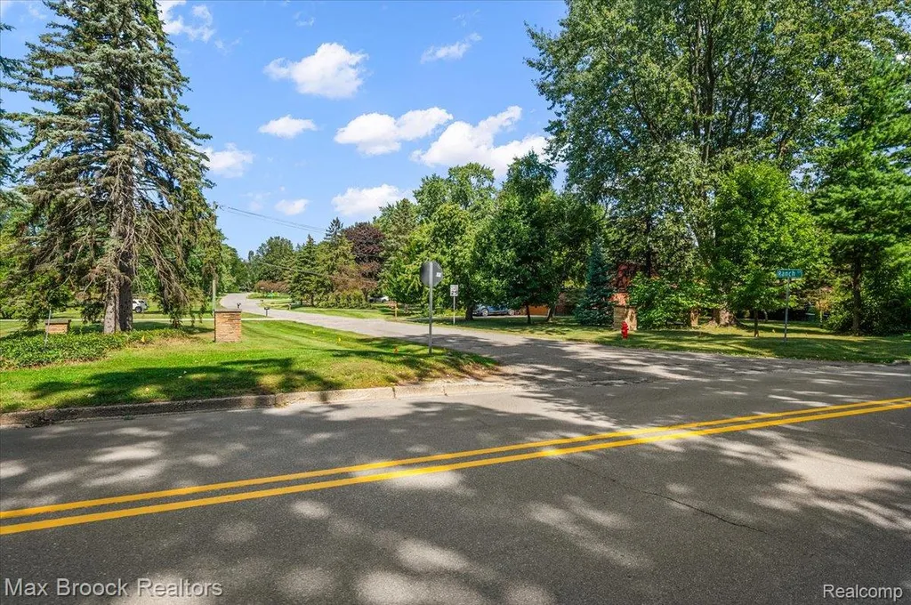 1027 Joanne Court Bloomfield Hills City MI 48302