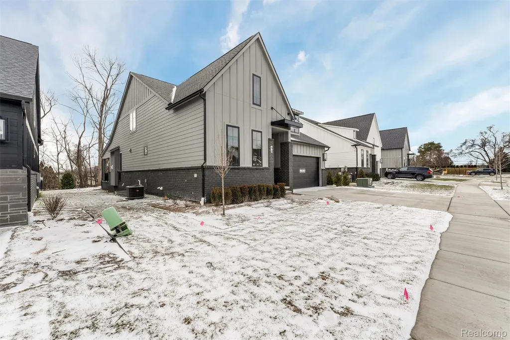 66 South Trail Court Troy City MI 48083