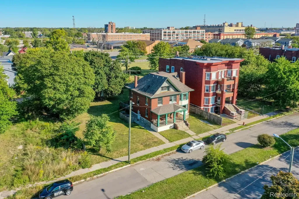 243 E Edsel Ford Freeway Detroit City MI 48202
