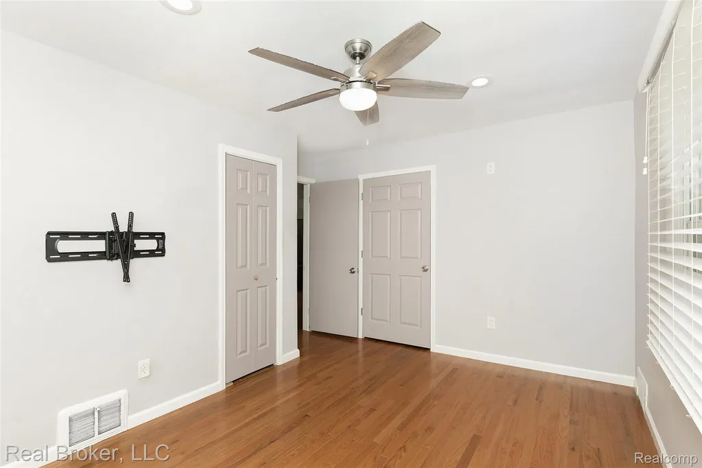 28740 Fairfax Street Southfield City MI 48076