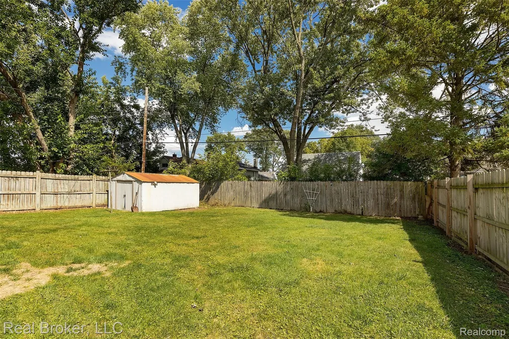 28740 Fairfax Street Southfield City MI 48076