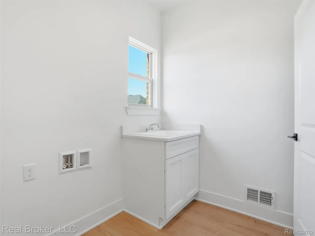 35689 Windridge Drive New Baltimore City MI 48047