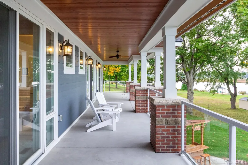 302 Tanview Drive Oxford Charter Township MI 48371