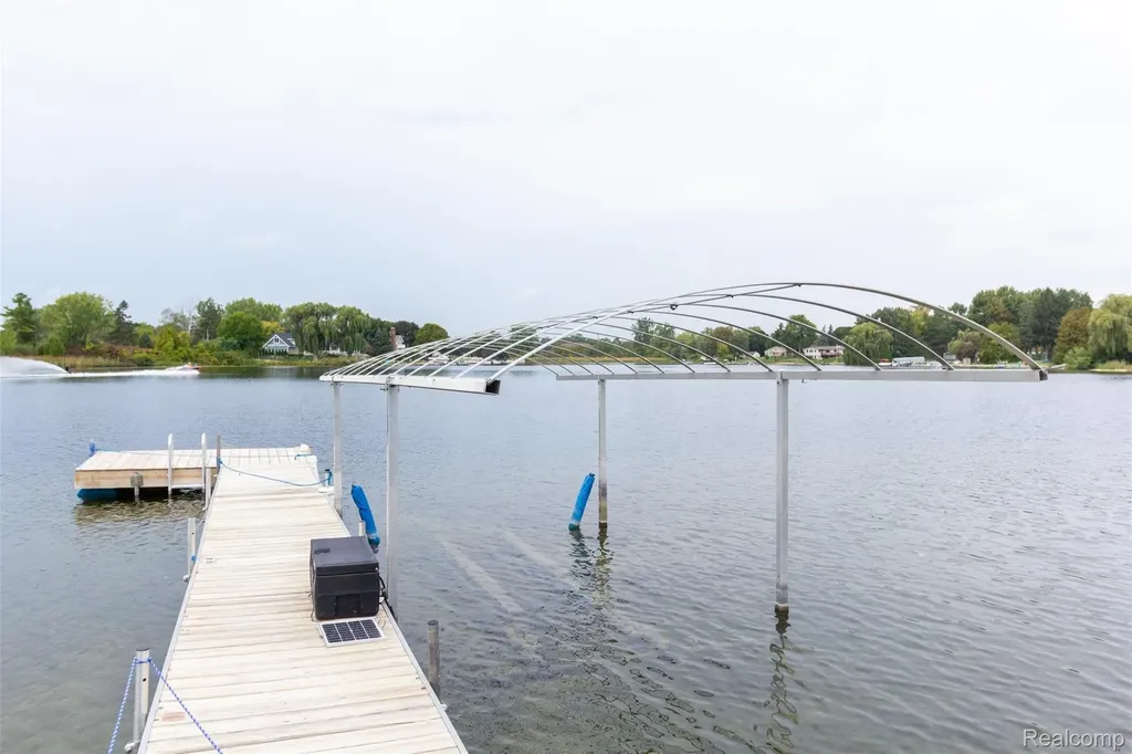 302 Tanview Drive Oxford Charter Township MI 48371
