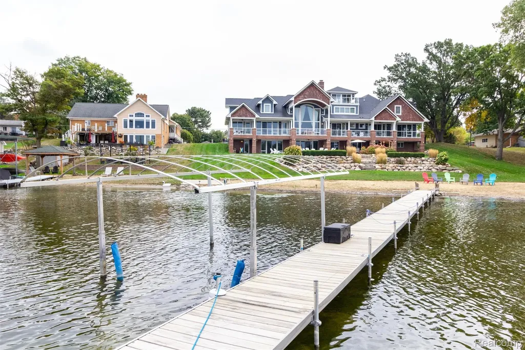 302 Tanview Drive Oxford Charter Township MI 48371
