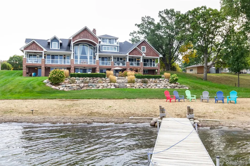 302 Tanview Drive Oxford Charter Township MI 48371