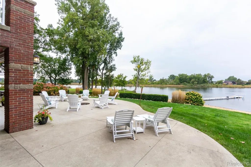 302 Tanview Drive Oxford Charter Township MI 48371