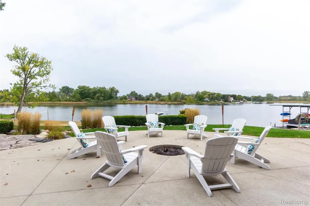 302 Tanview Drive Oxford Charter Township MI 48371