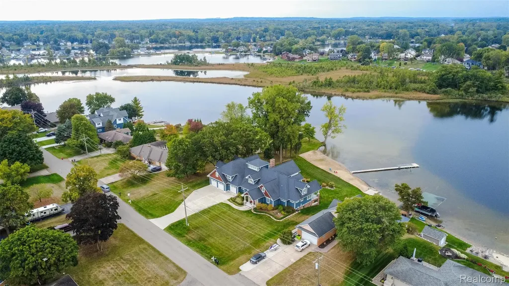 302 Tanview Drive Oxford Charter Township MI 48371