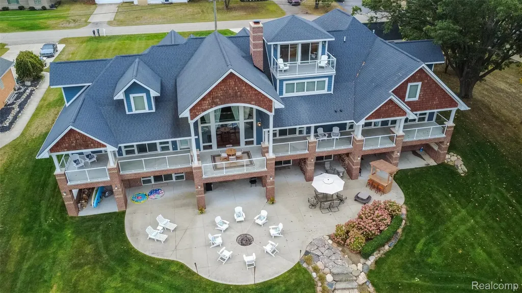 302 Tanview Drive Oxford Charter Township MI 48371