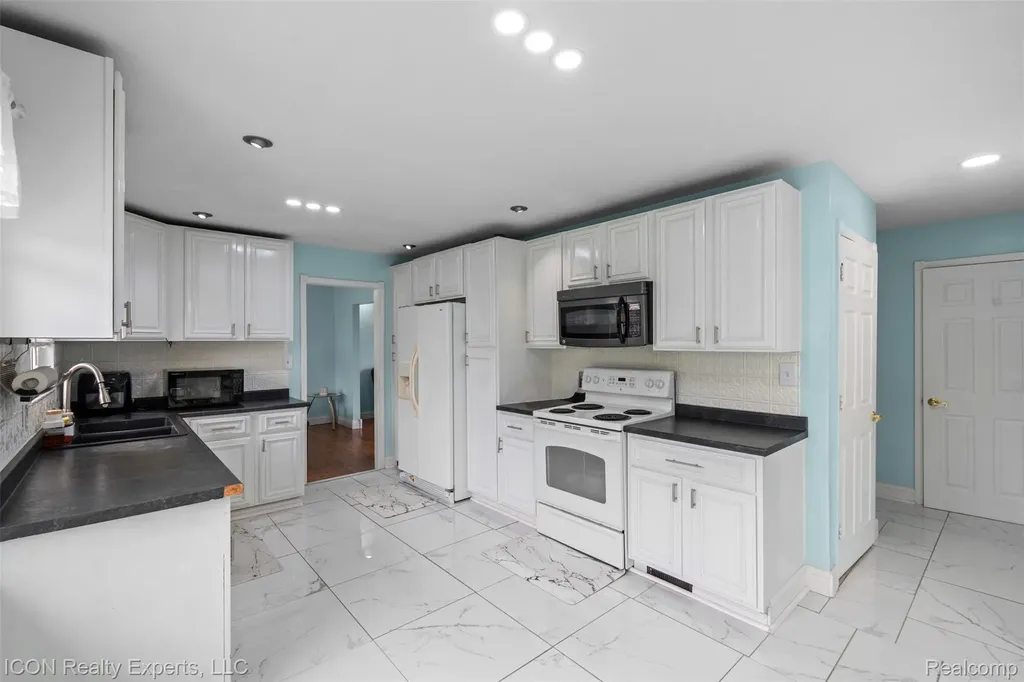 42153 Mac Rae Drive Sterling Heights City MI 48313